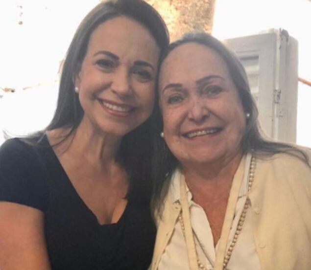 Machado junto a su madre