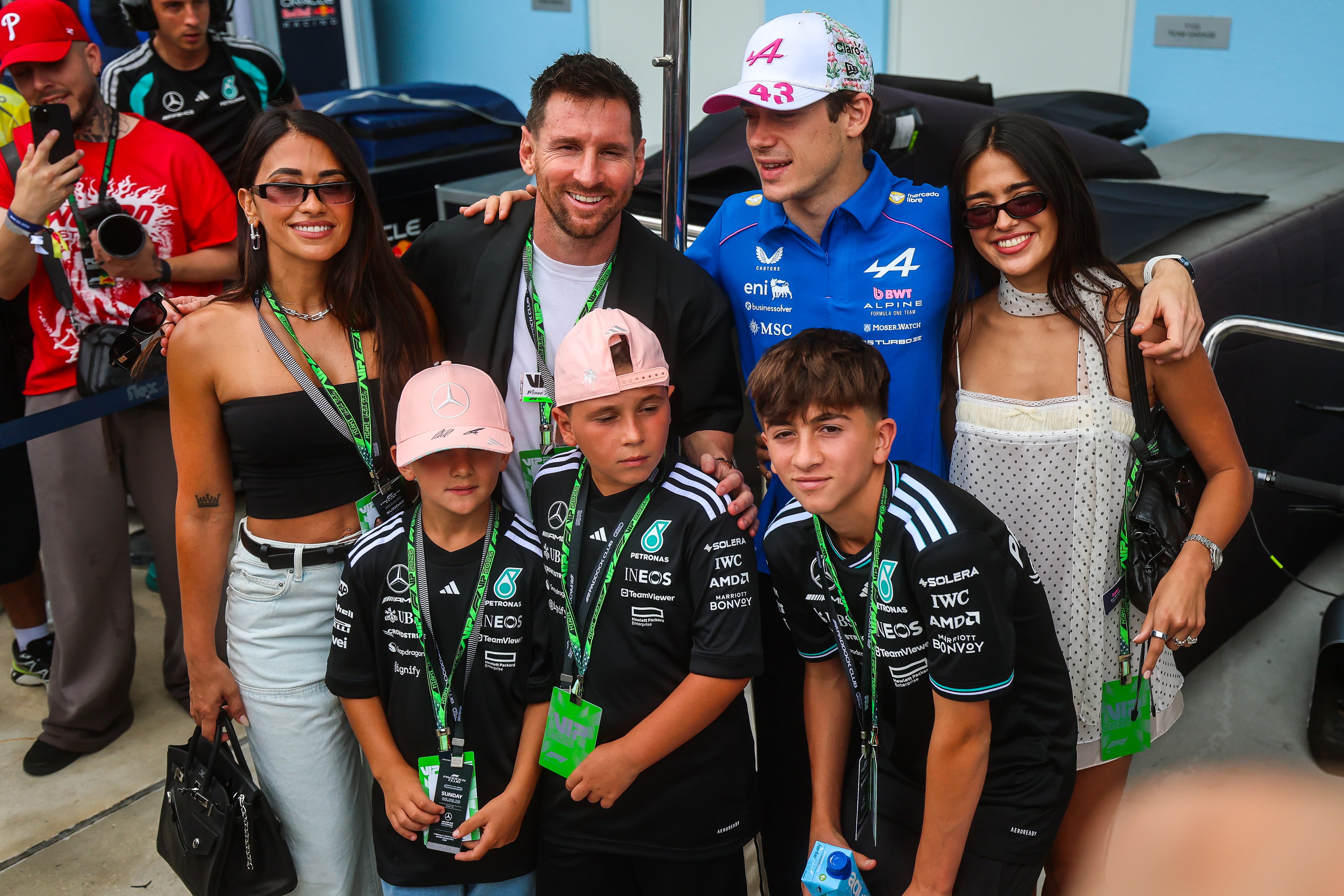 El piloto Franco Colapinto junto a su novia, Reficco, y la familia de Lionel Messi