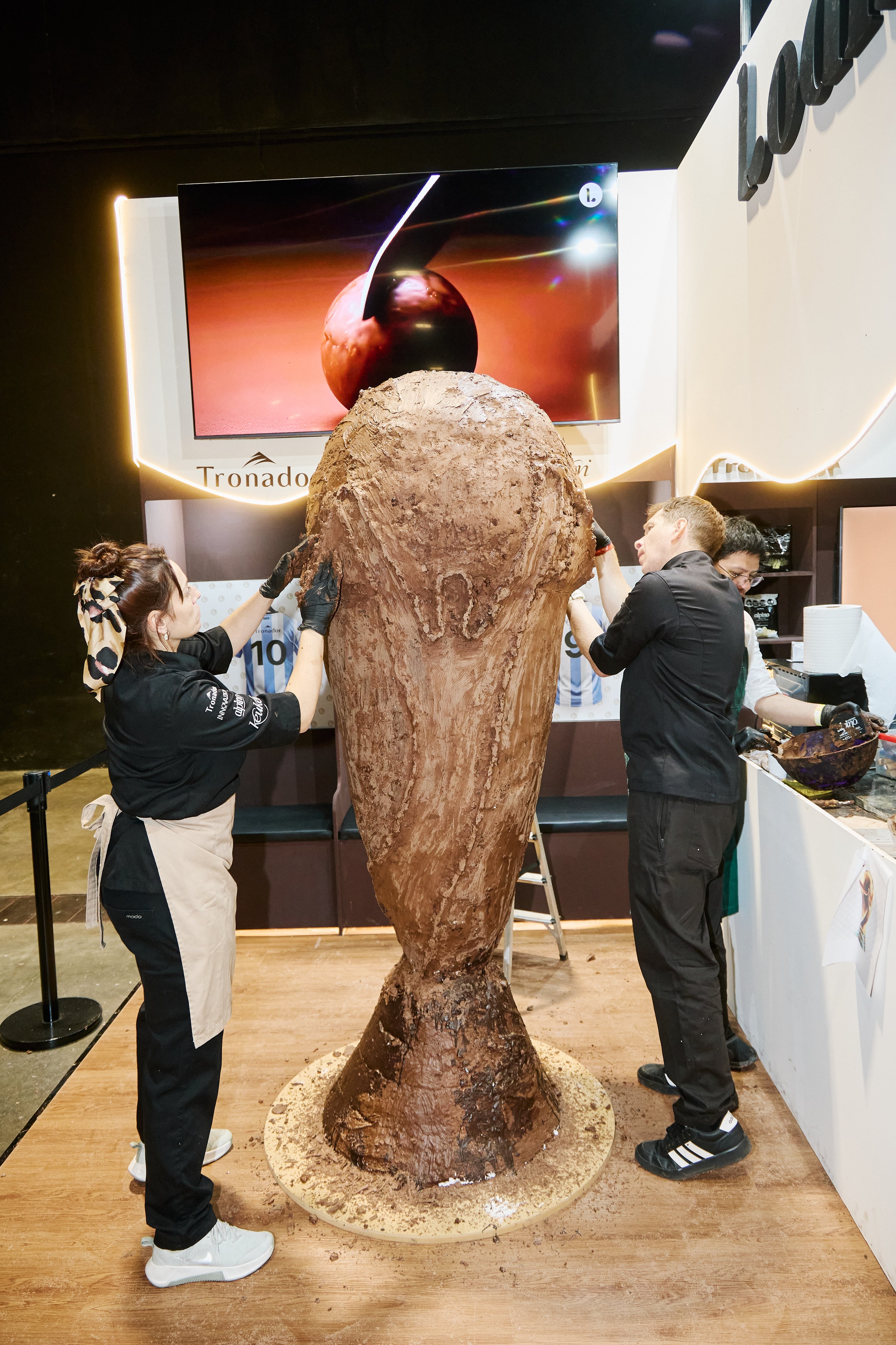 En La Chocolaterie, de La Rural, uno de los principales atractivos fue la Copa del Mundo de dos metros de altura, para la cual se usaron unos 200 kilos de chocolate