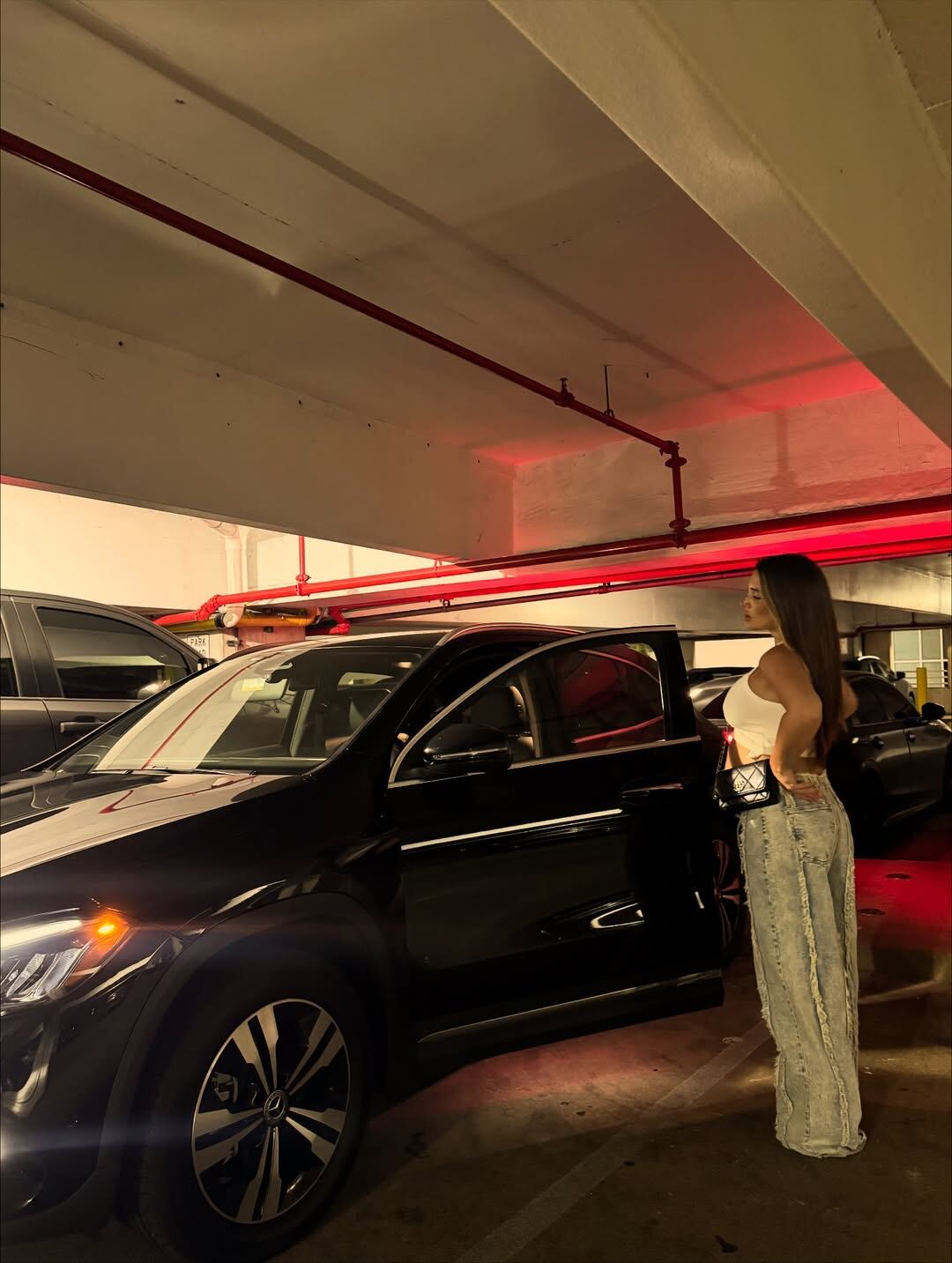 Posó junto a un auto de alta gama, con jeans anchos y top blanco, lista para recorrer la ciudad