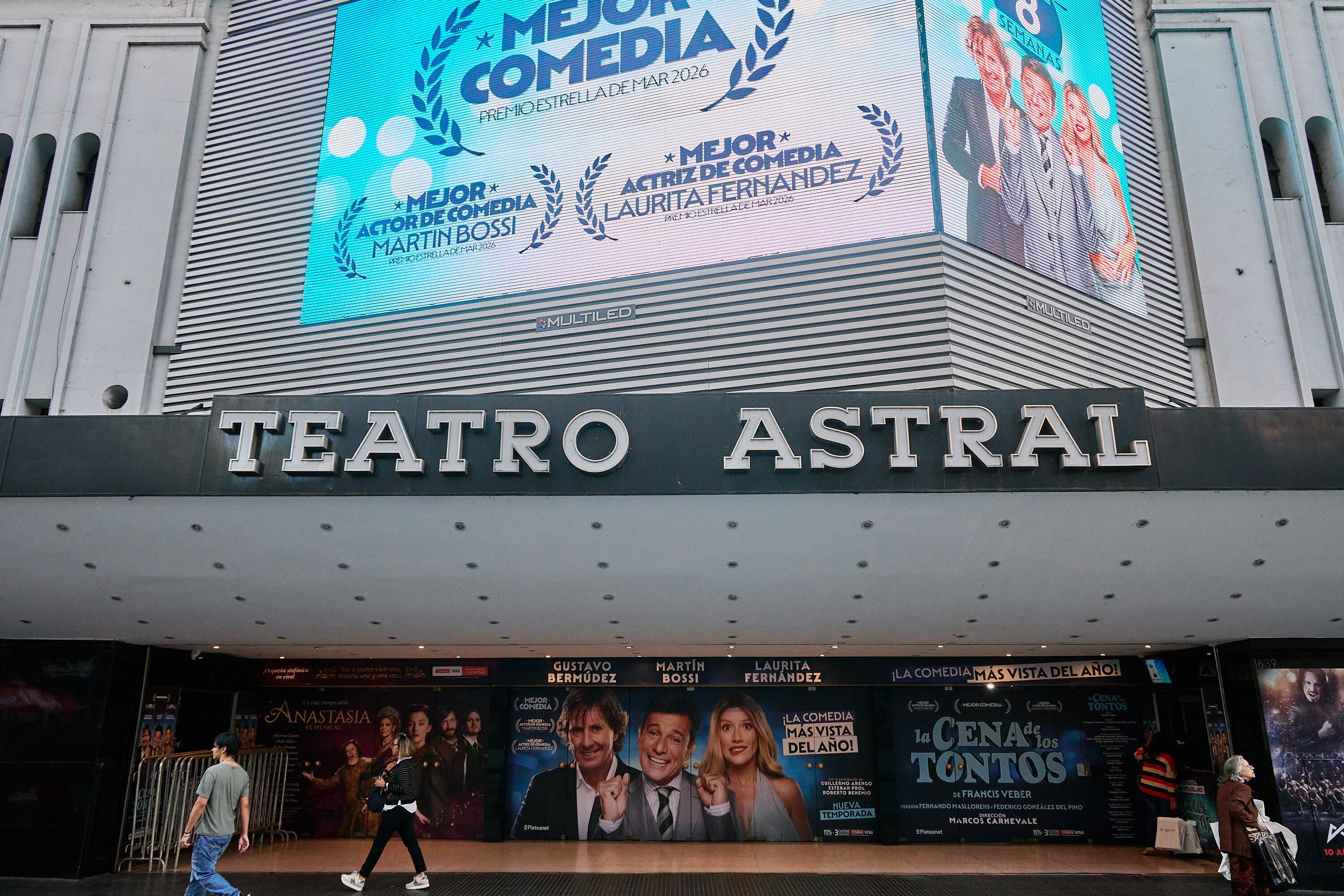 La cena de los tontos copa el espacio central del Astral