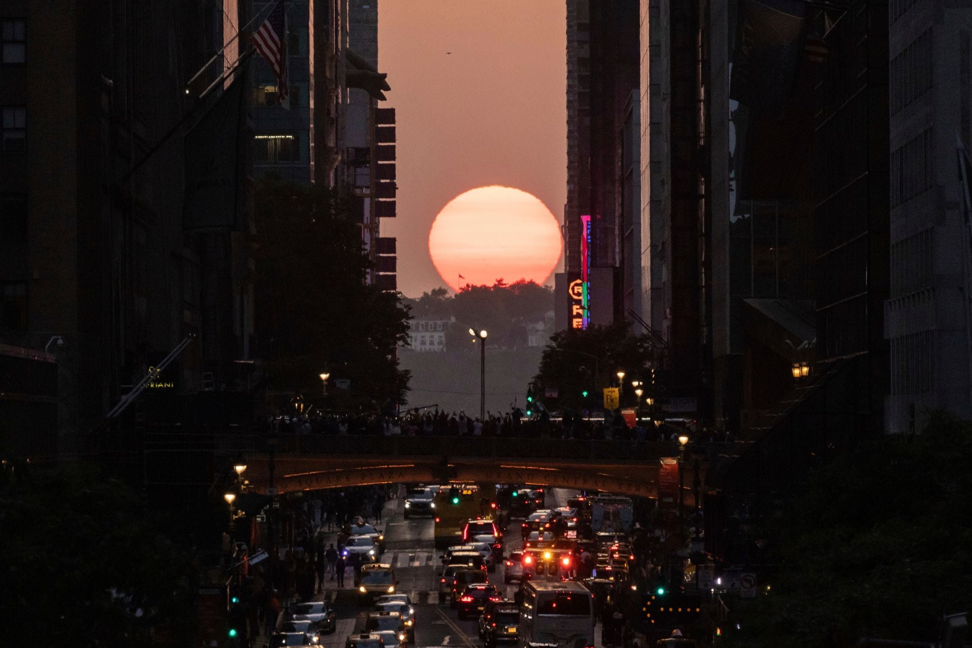 Manhattanhenge en vivo: la hora exacta del fenómeno que alinea el sol con las calles de Nueva York, hoy