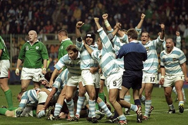Felipe Contepomi (17) está por abrazar al árbitro Stuart Dickinson, que acaba de poner fin al memorable 28-24 de Argentina contra Irlanda en el Mundial Gales 1999; esa victoria inauguró casi un decenio de predominio del rugby defensivo.