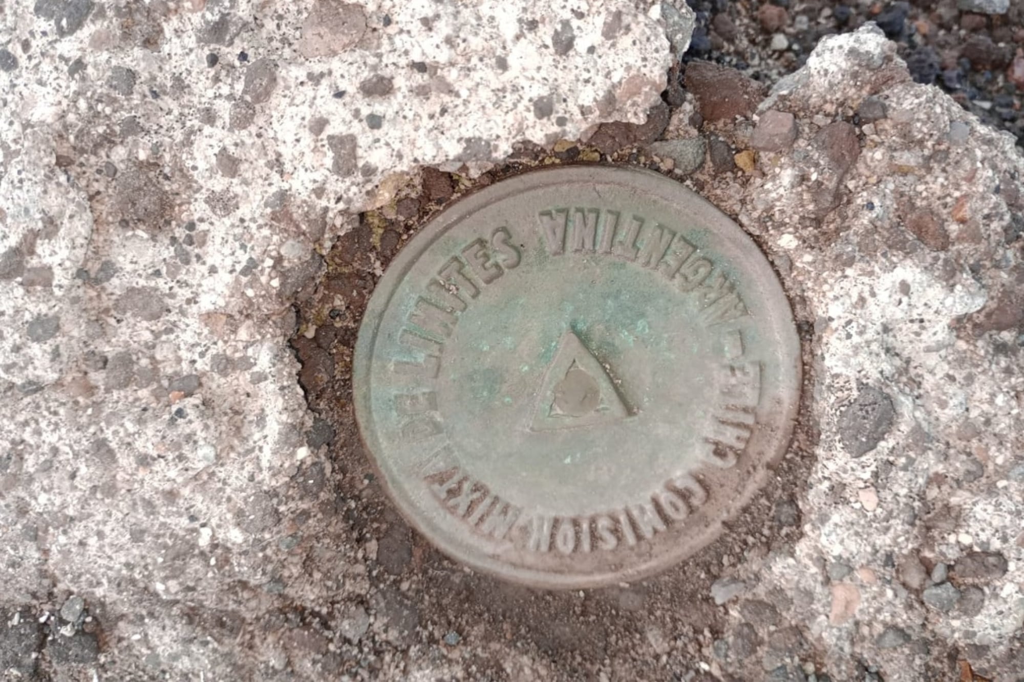 Hallaron una placa metálica histórica del siglo XIX enterrada en el Parque Nacional Nahuel Huapi