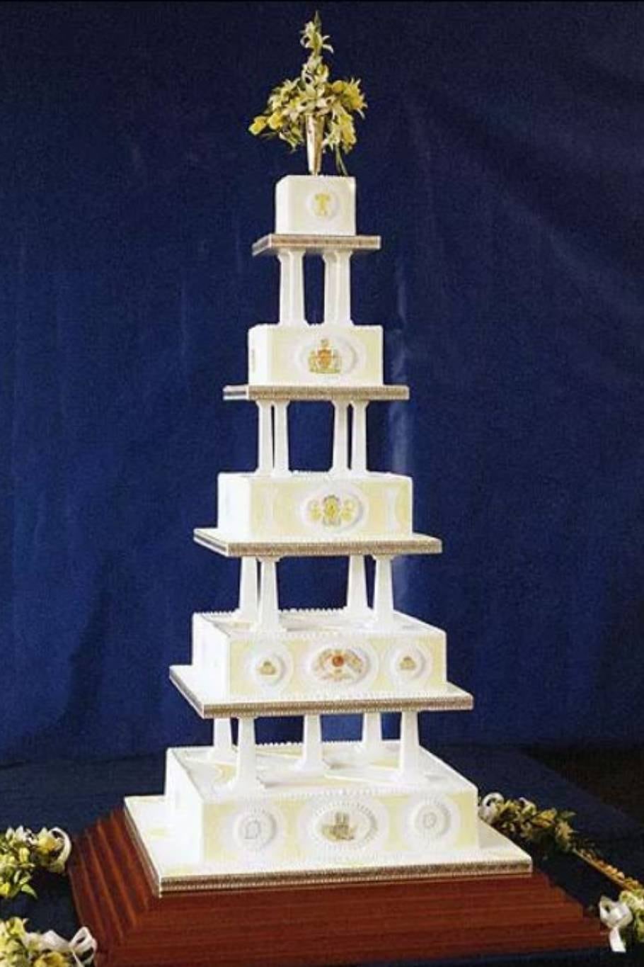 La torta de bodas de Andrés y Sarah, hecha de mazapán y ron, tenía unos cinco pisos y medía 1,68 metros