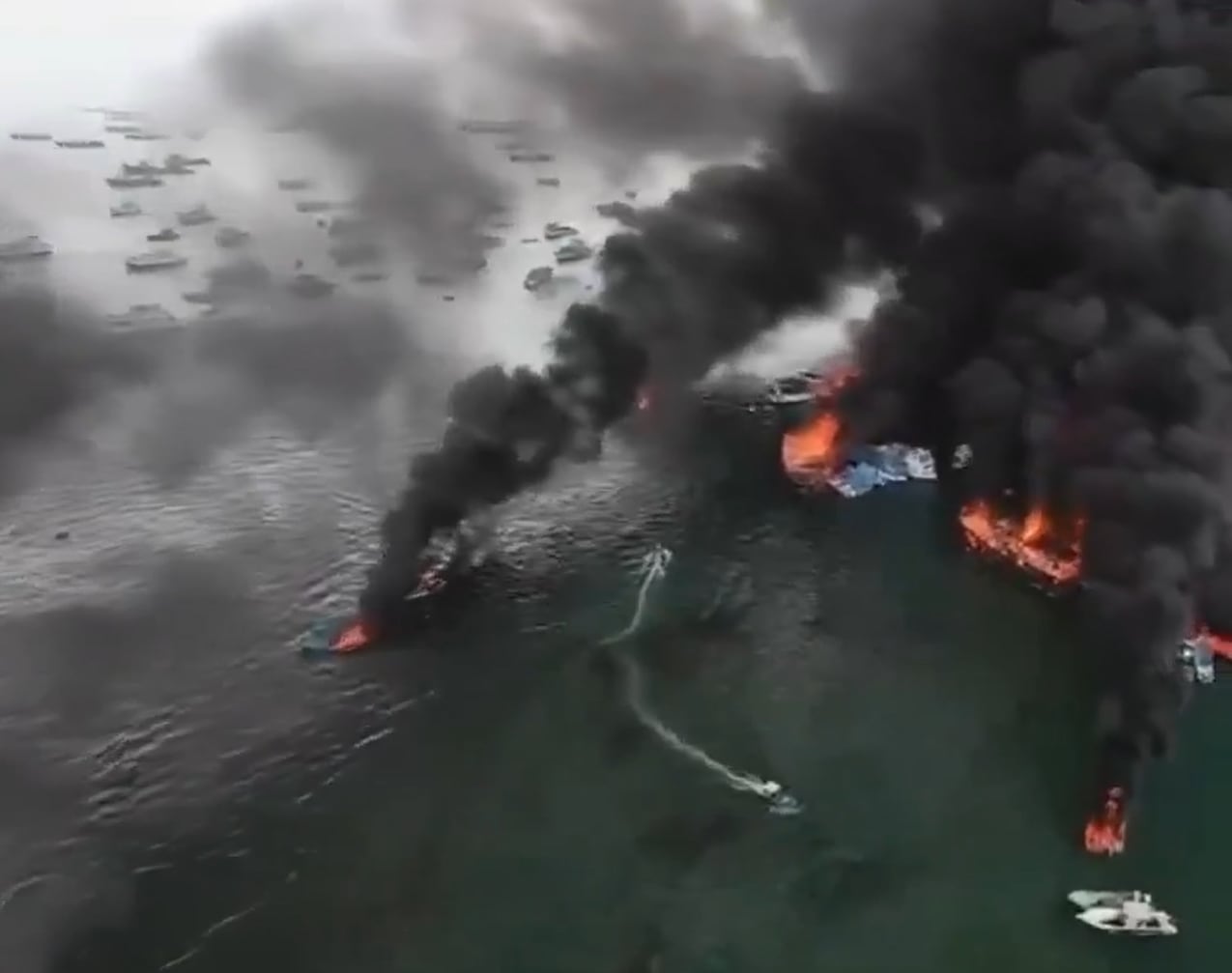 Un impactante incendio afectó a más de 20 embarcaciones en un puerto de Ecuador y dejó al menos dos heridos