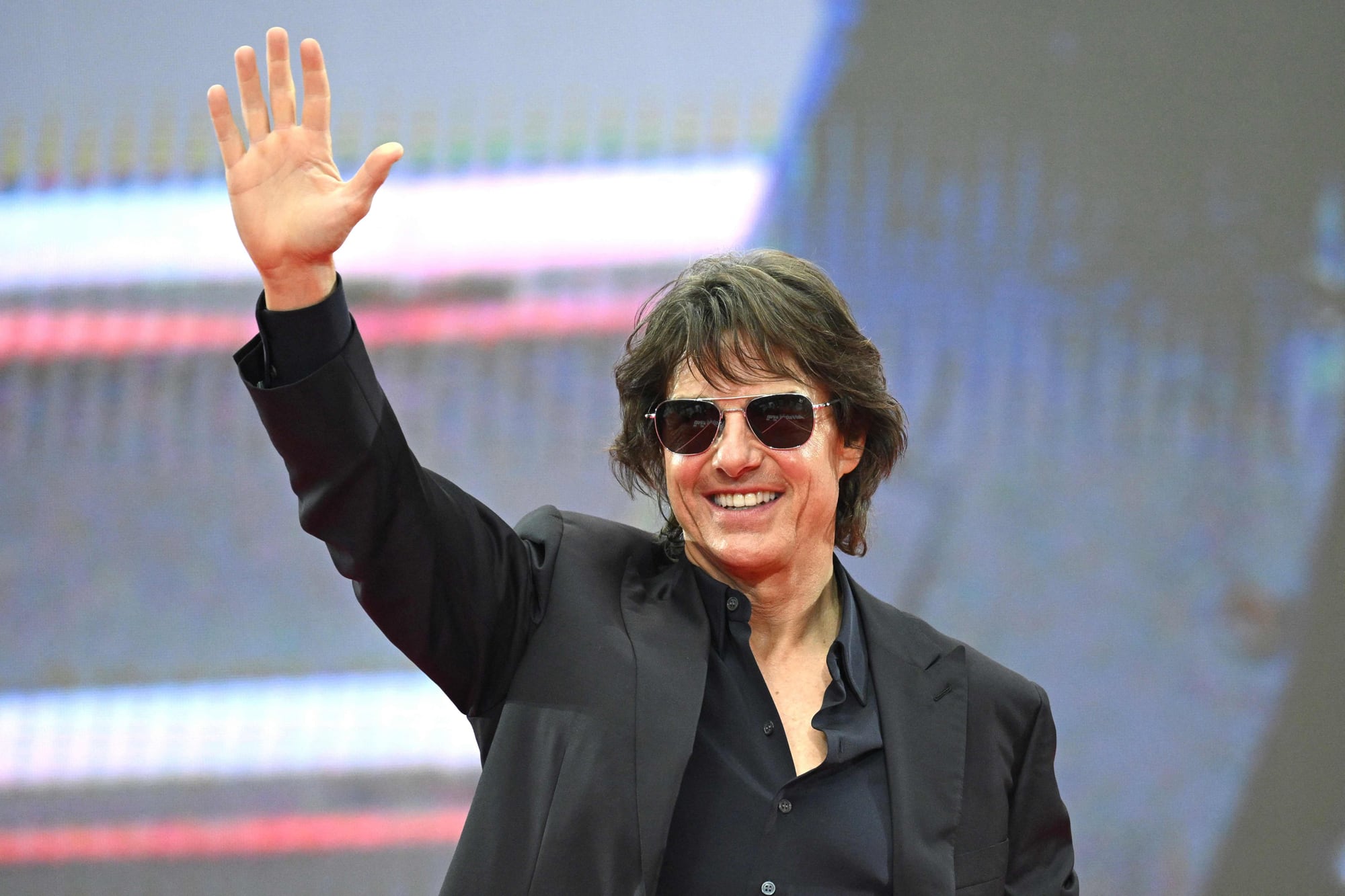 Luego de sus misteriosas escapadas románticas con Ana De Armas, Tom Cruise se volvió a ponerle el cuerpo a los compromisos laborales: vestido íntegramente de negro, el actor y productor posó en la alfombra roja de la presentación de Misión: Imposible; Sentencia Final, en Seúl, Corea del Sur