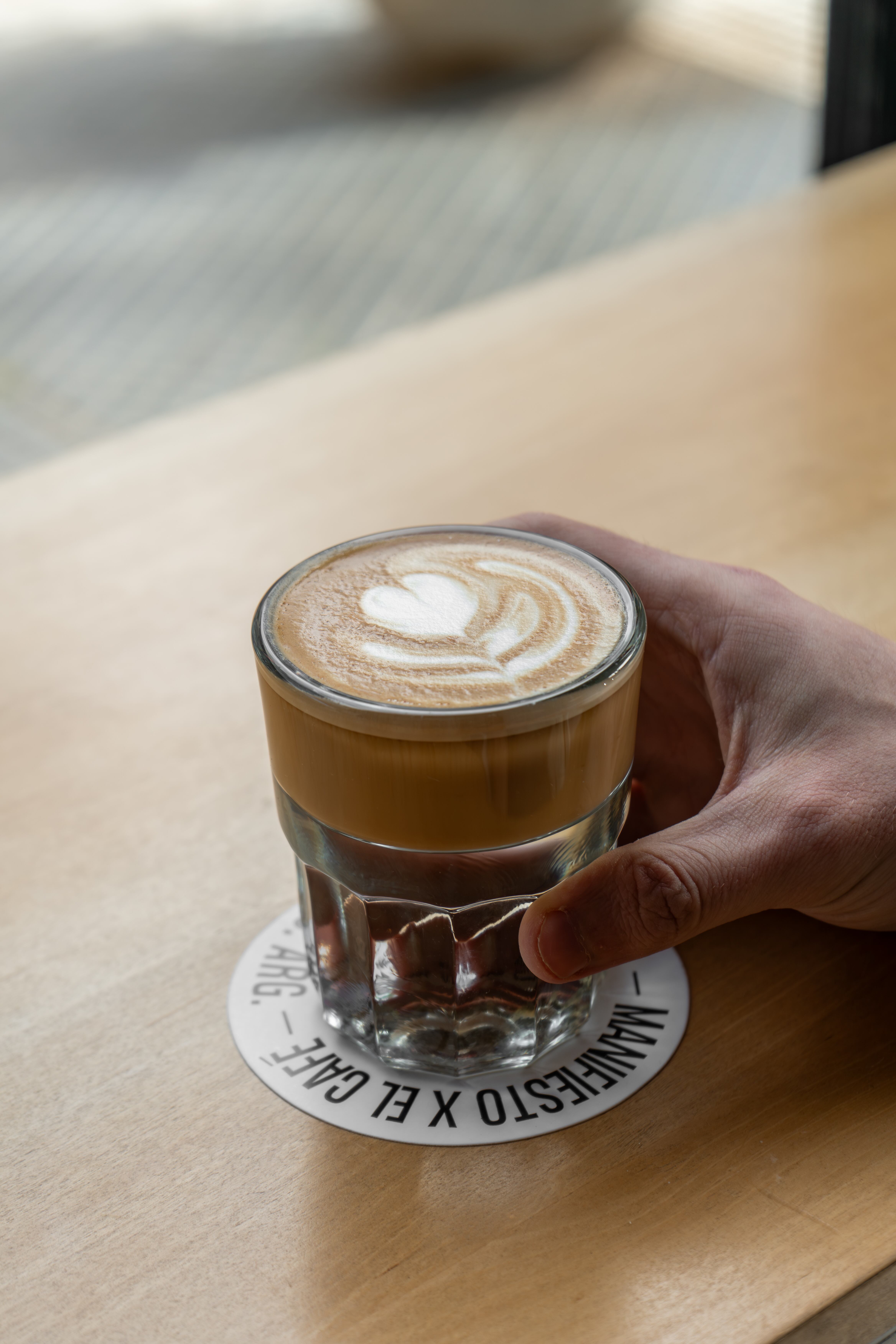 La especialidad es el café, pero ofrecen un menú que va desde el desayuno a la tarde.