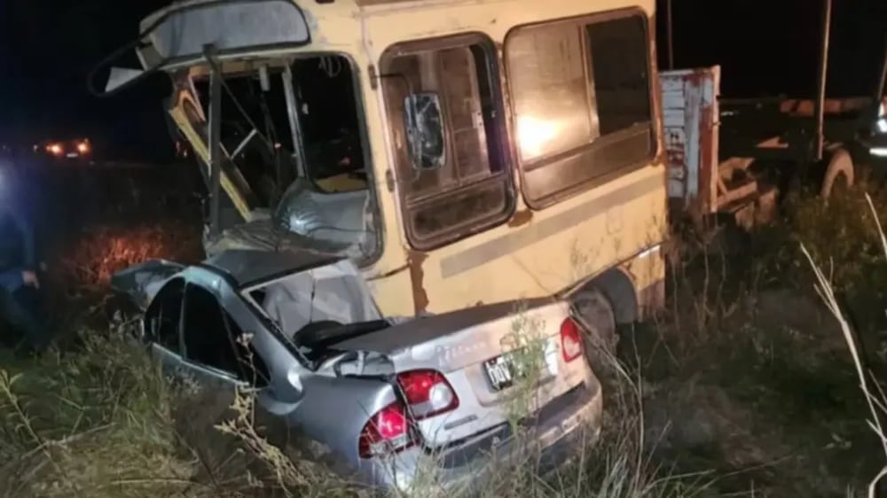El conductor de una camioneta 4x4 embistió a un auto en San Vicente: murieron cinco integrantes de una familia 7 El auto en donde iban las víctimas, incrustado debajo del camión