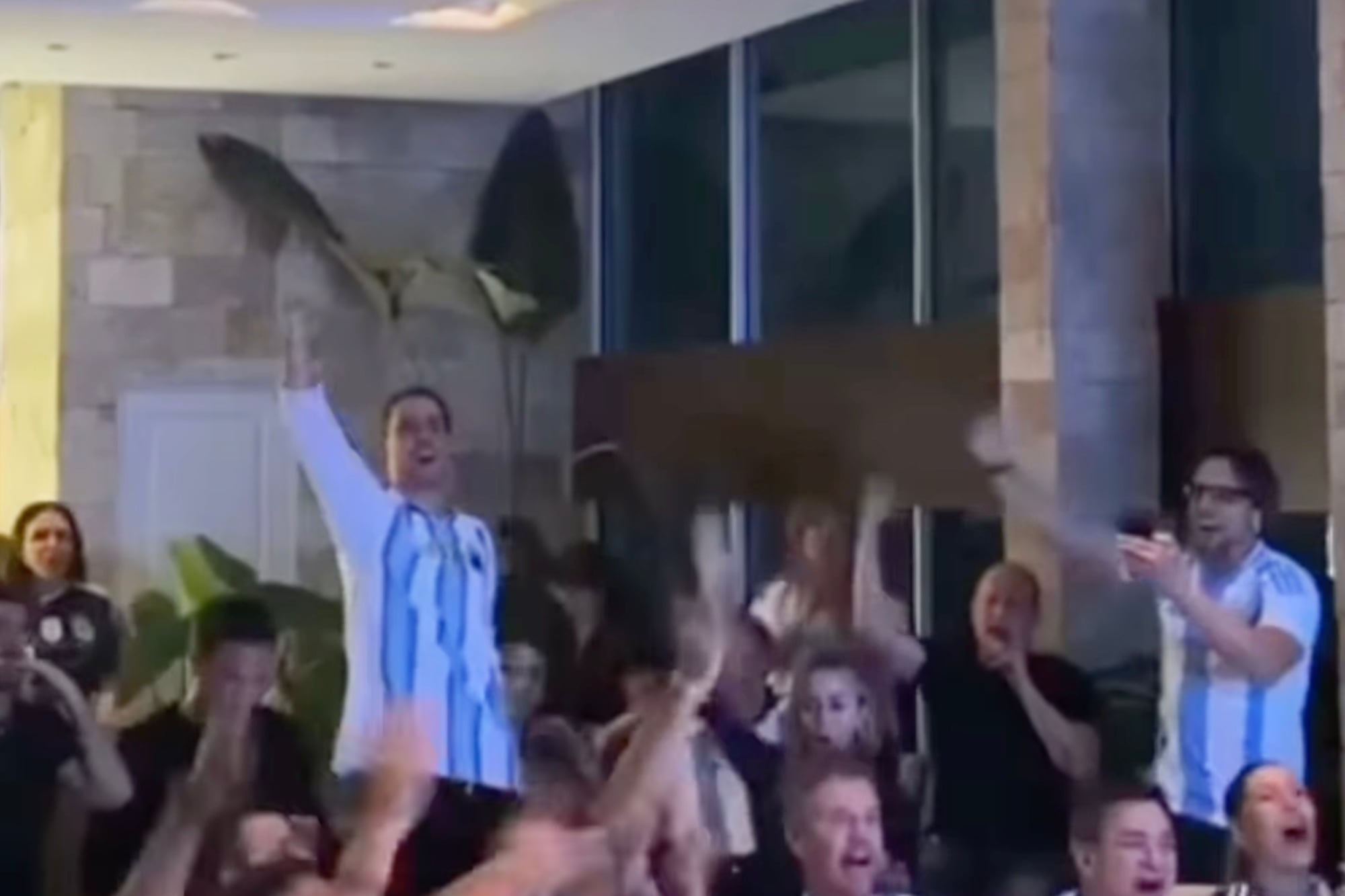 Captura de video de Martín Insaurralde alentando a la Selección en Puerto Madero