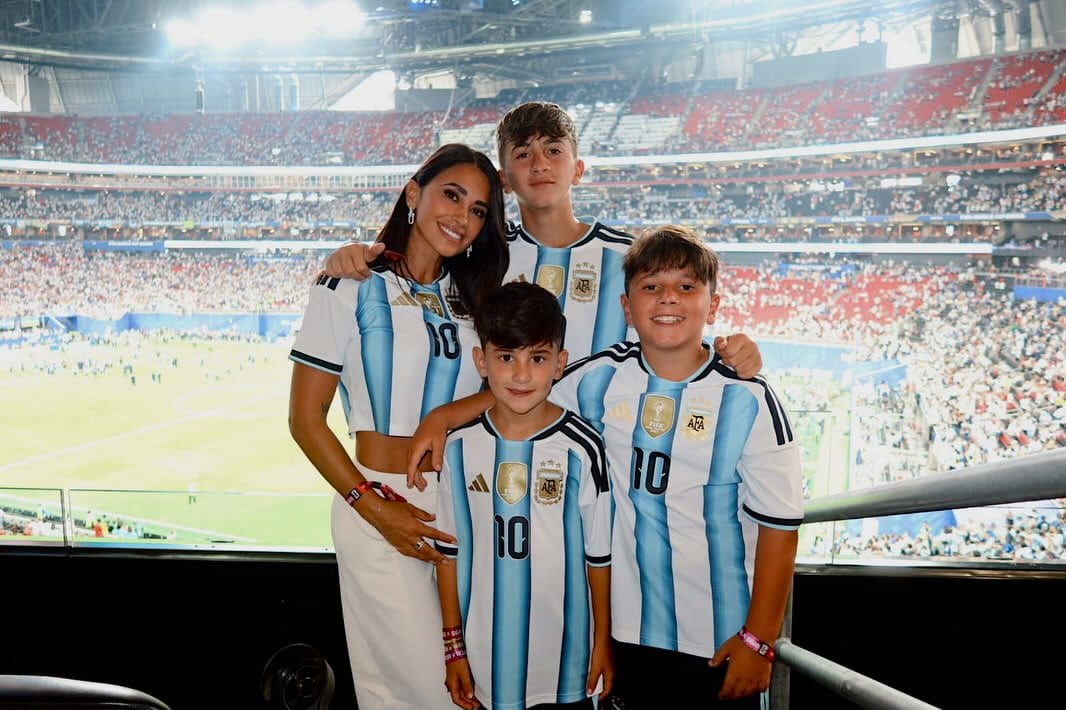 Anto Roccuzzo y el outfit que eligió para este miércoles Argentina vs. Inglaterra (Foto: Instagram/@antonelaroccuzzo)