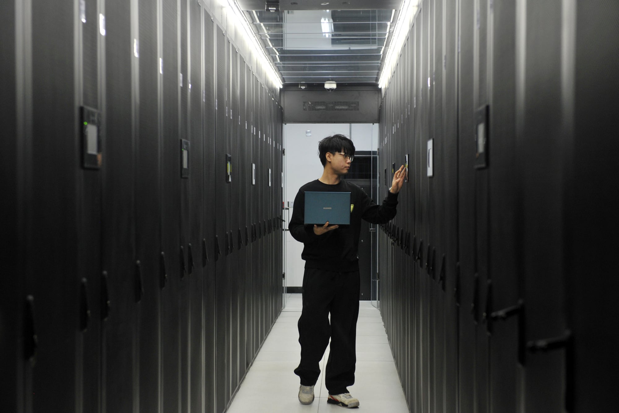Un ingeniero en sistemas inspeccionando un data center en China, en febrero de 2025