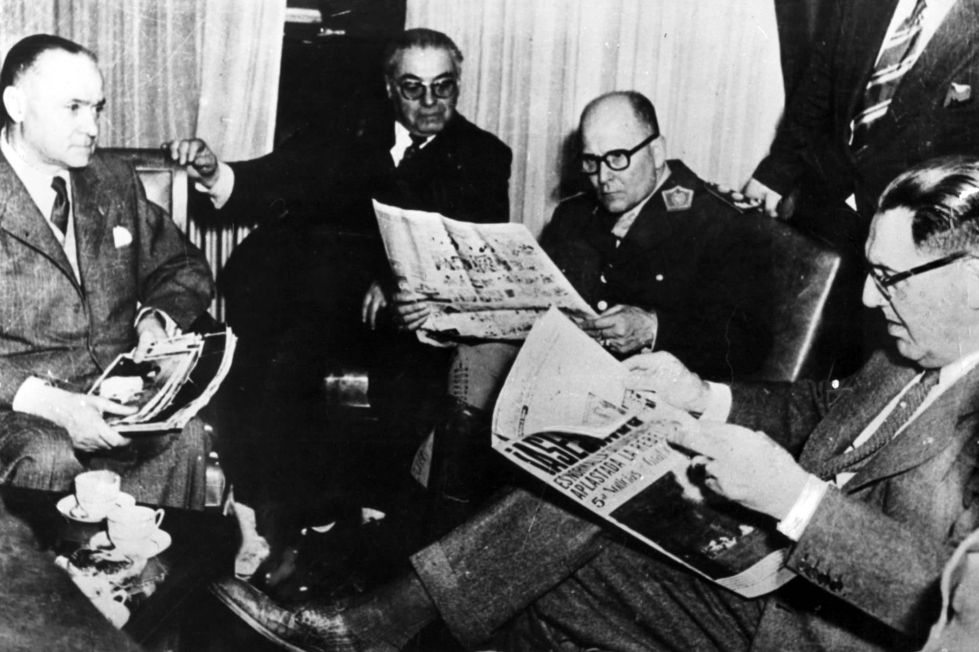 Juan Domingo Perón lee Noticias Gráficas el día posterior al ataque con bombas a la Plaza de Mayo