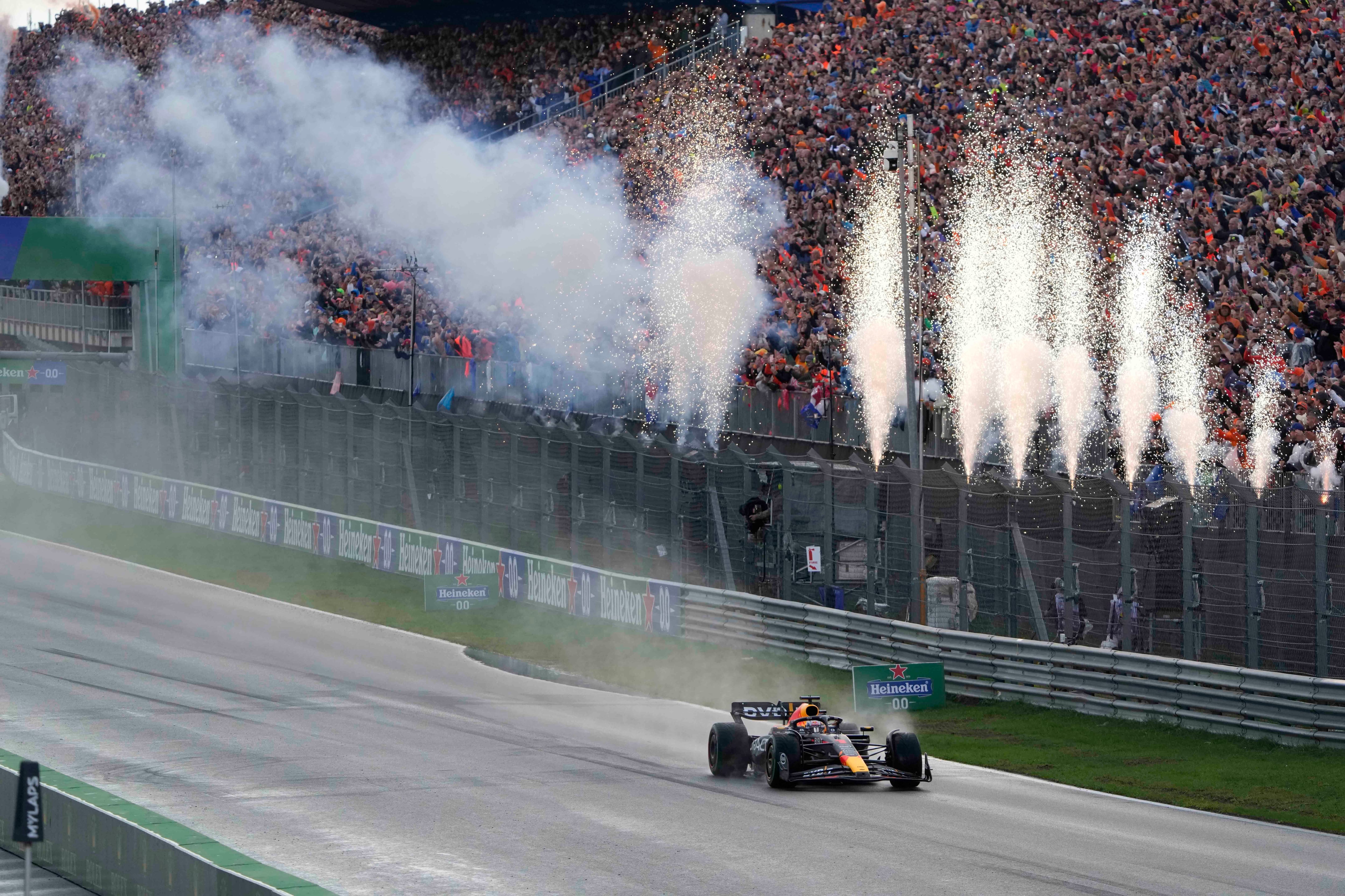 Max Verstappen sobre el Red Bull al ganar el Gran Premio de Países Bajos, el domingo 27 de agosto de 2023, en Zandvoort. (AP Foto/Peter Dejong)