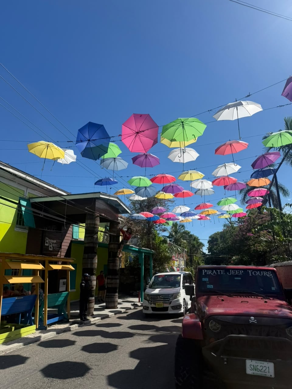 Paraguas coloridos en las calles tropicales de Nassau, Bahamas