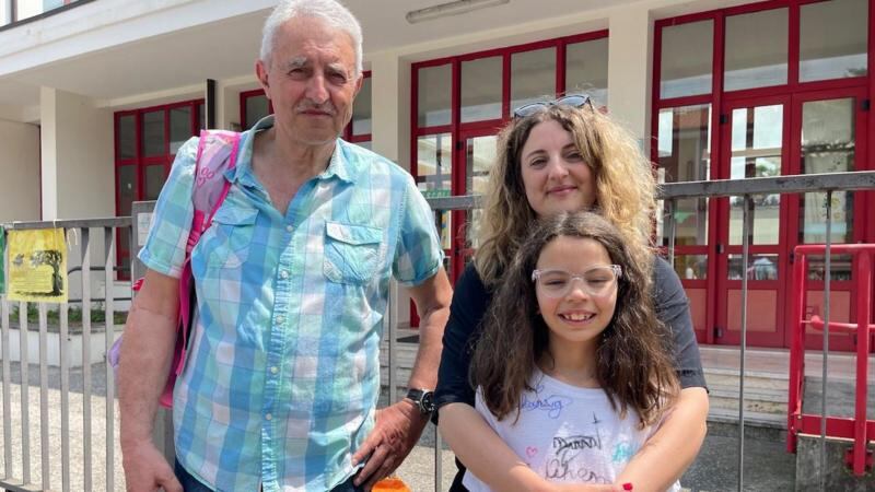 Eleanora, aquí con su hija y su padre, reconoce que ver el cierre de la escuela fue un día triste