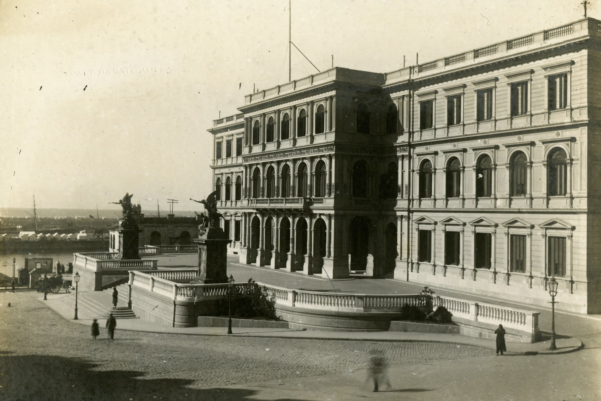 Fachada sobre la Av. Rivadavia hacia 1891. Los dos grupos escultóricos a los lados de la escalera provienen del pabellón argentino en París.
