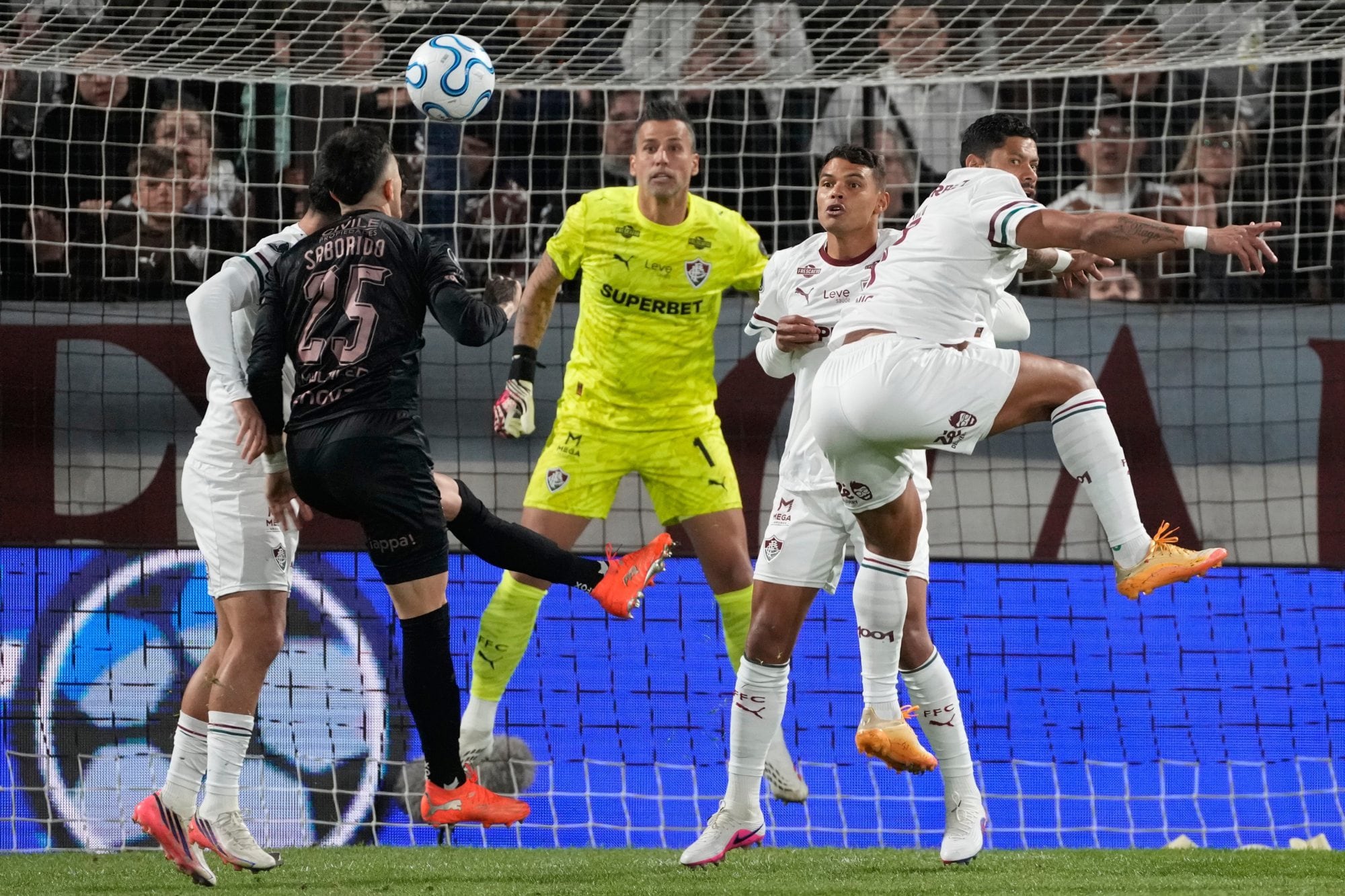El cabezazo de Juan Saborido ante la mirada de los jugaodres de Fluminense