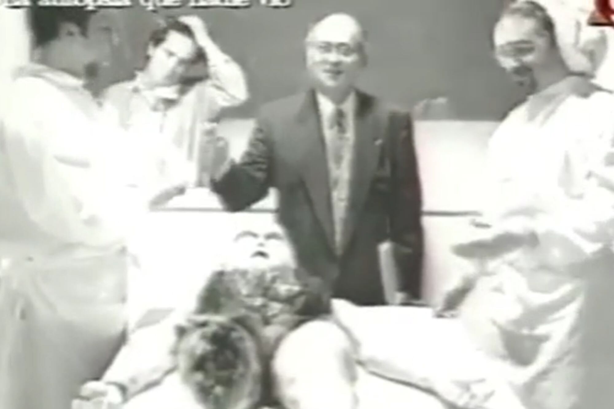 En 1995, en Memoria (elnueve), Chiche Gelblung recreó la autopsia de un extraterrestre para demostrar que el informe que se había publicado era falso (Foto: Captura)