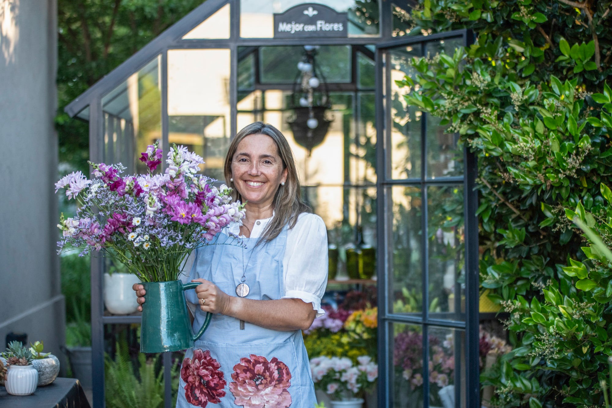 El invernadero, la más reciente incorporación del jardín, trajo un flower shop a la casa