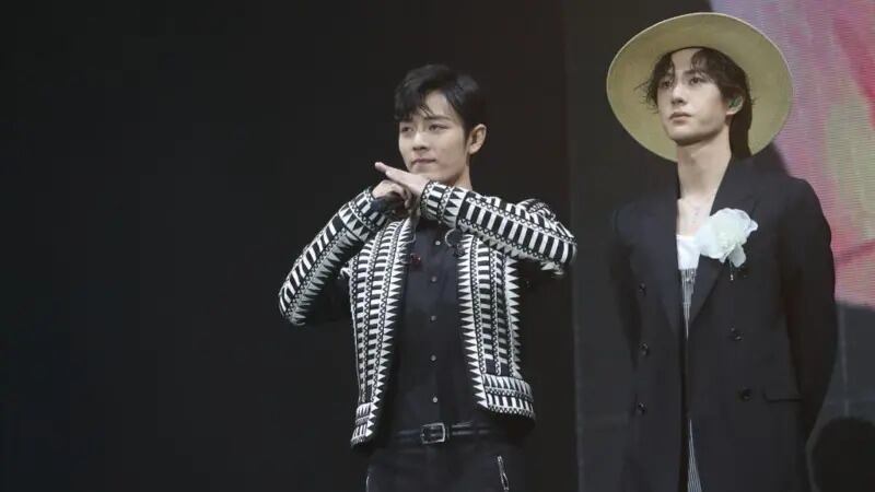 Los actores chinos Xiao Zhan (izq.) y Wang Yibo (der.) lanzaron sus carreras en
