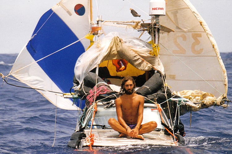 Además de aislante casero y dos pequeñas velas, ambos vehículos estaban atados por sogas para evitar que se pierdan durante la travesía