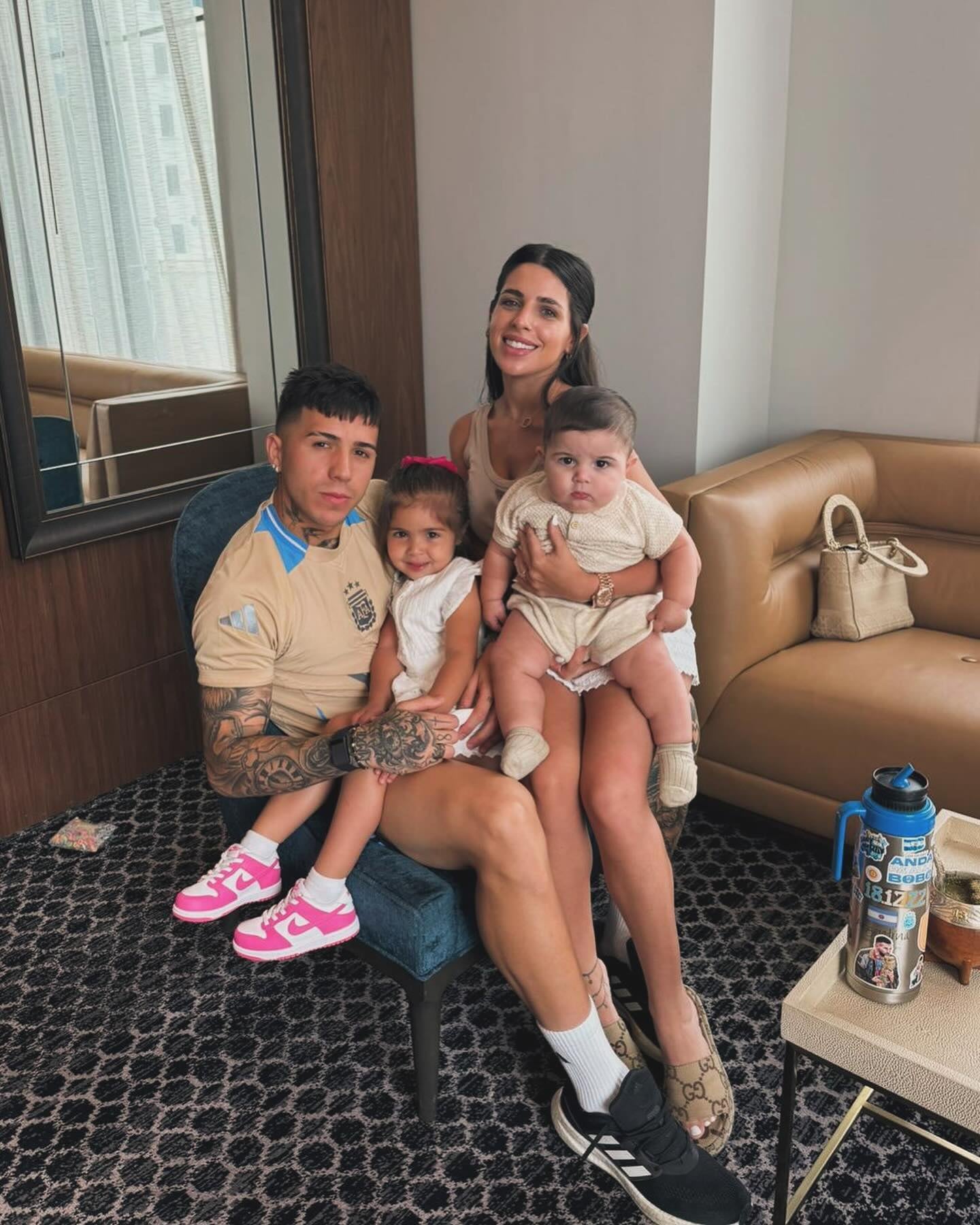 Enzo Fernández y Valentina Cervantes tienen dos hijos juntos, Olivia de 4 años y Benjamín de 1 (Foto: Instagram @valucervantes)