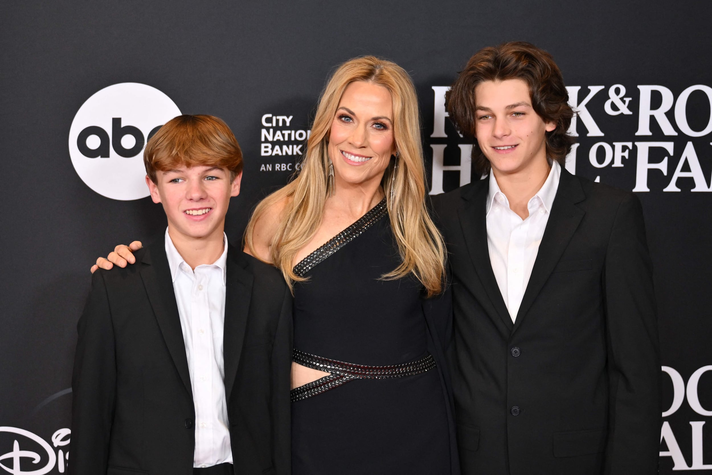 Sheryl Crow junto a sus hijos Wyatt y Levi en 2023