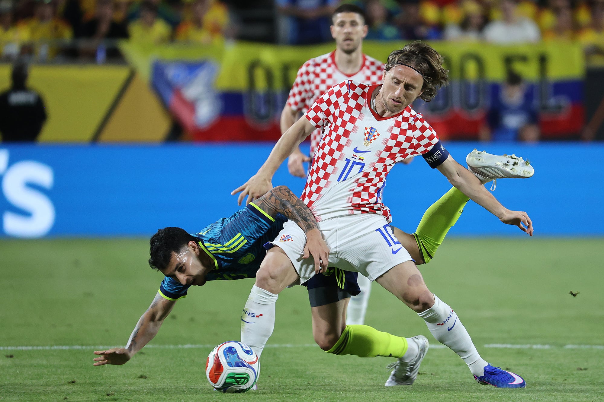 El inoxidable Luca Modric ingresó a falta de diez minutos y con sutiles toques aportó a la circulación croata para terminar de sentenciar el triunfo.