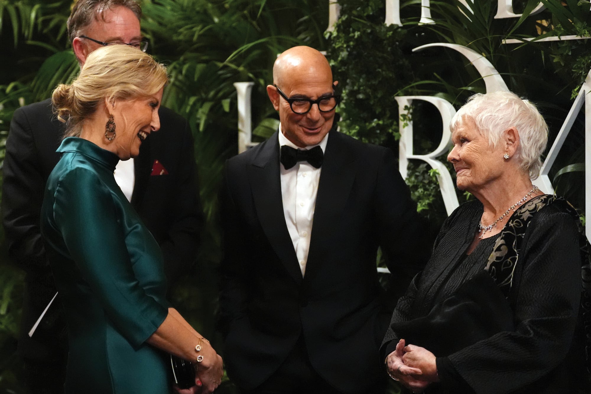 La duquesa Sofía de Edimburgo conversa con los actores Stanley Tucci y Judi Dench