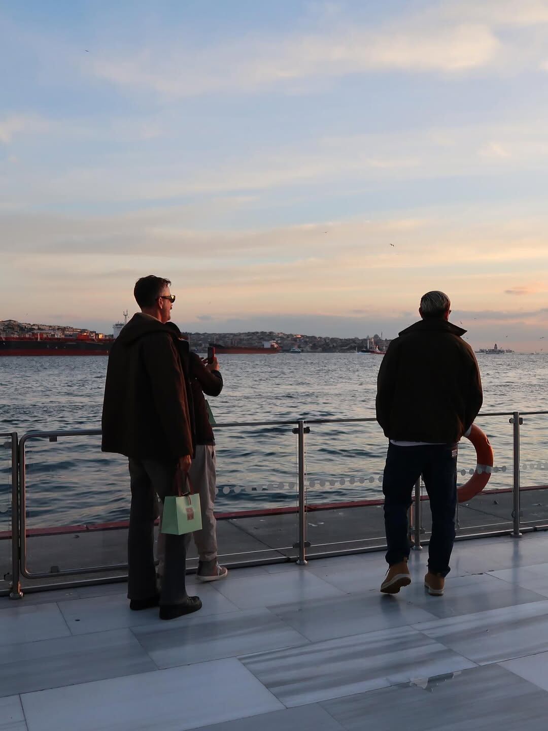 La China Suárez disfrutó de un almuerzo en Turquía, acompañada de su madre y dos amigos (Foto: Instagram/@sangrejaponesa)