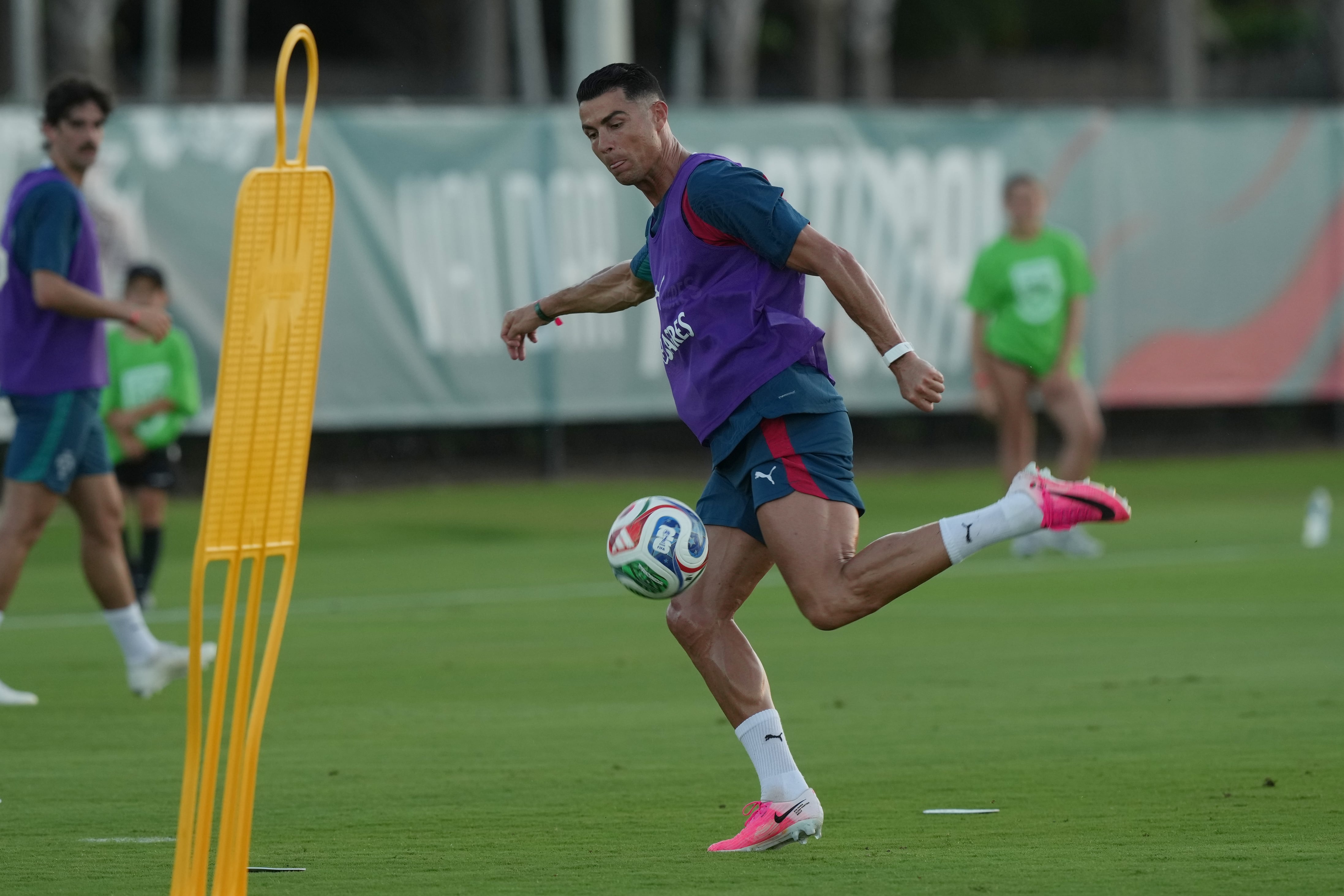 Cristiano Ronaldo, de Portugal, treina em Palm Beach, Flórida, antes da estreia de sua seleção na Copa do Mundo.