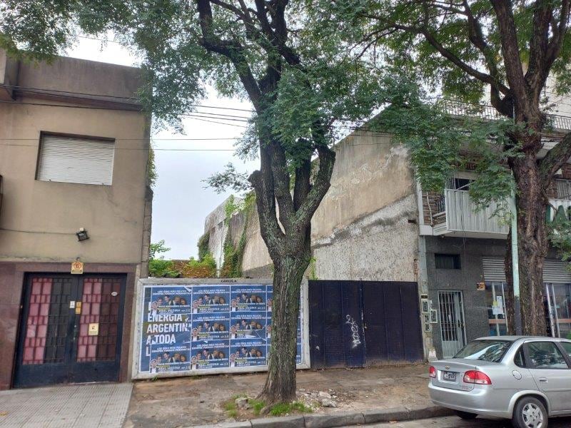 Así se ve el terreno baldío ubicada en Avenida Brasil 3219 , Parque Patricios, que se subastará en septiembre