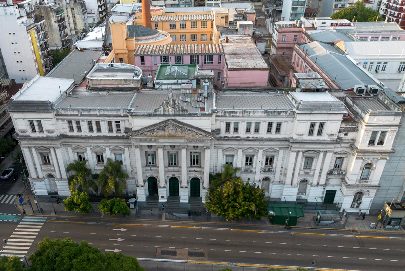 Vista aérea de Plaza Houssay, con los accesos a Económicas sin movimiento por el inicio del paro universitario