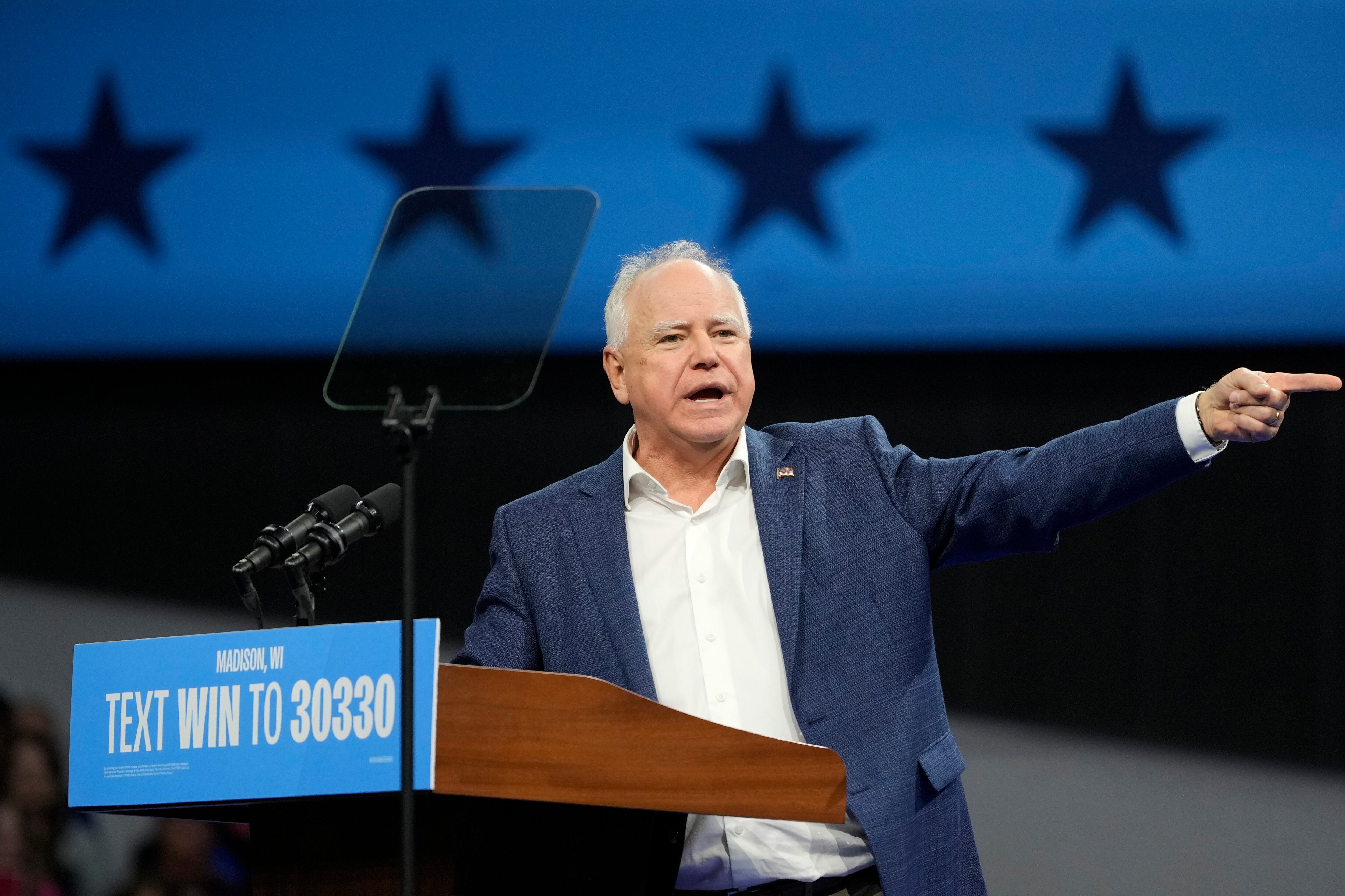 El excandidato demócrata a la vicepresidencia y gobernador de Minnesota, Tim Walz, habla en un evento de campaña con el expresidente Barack Obama, el martes 22 de octubre de 2024, en Madison, Wisconsin