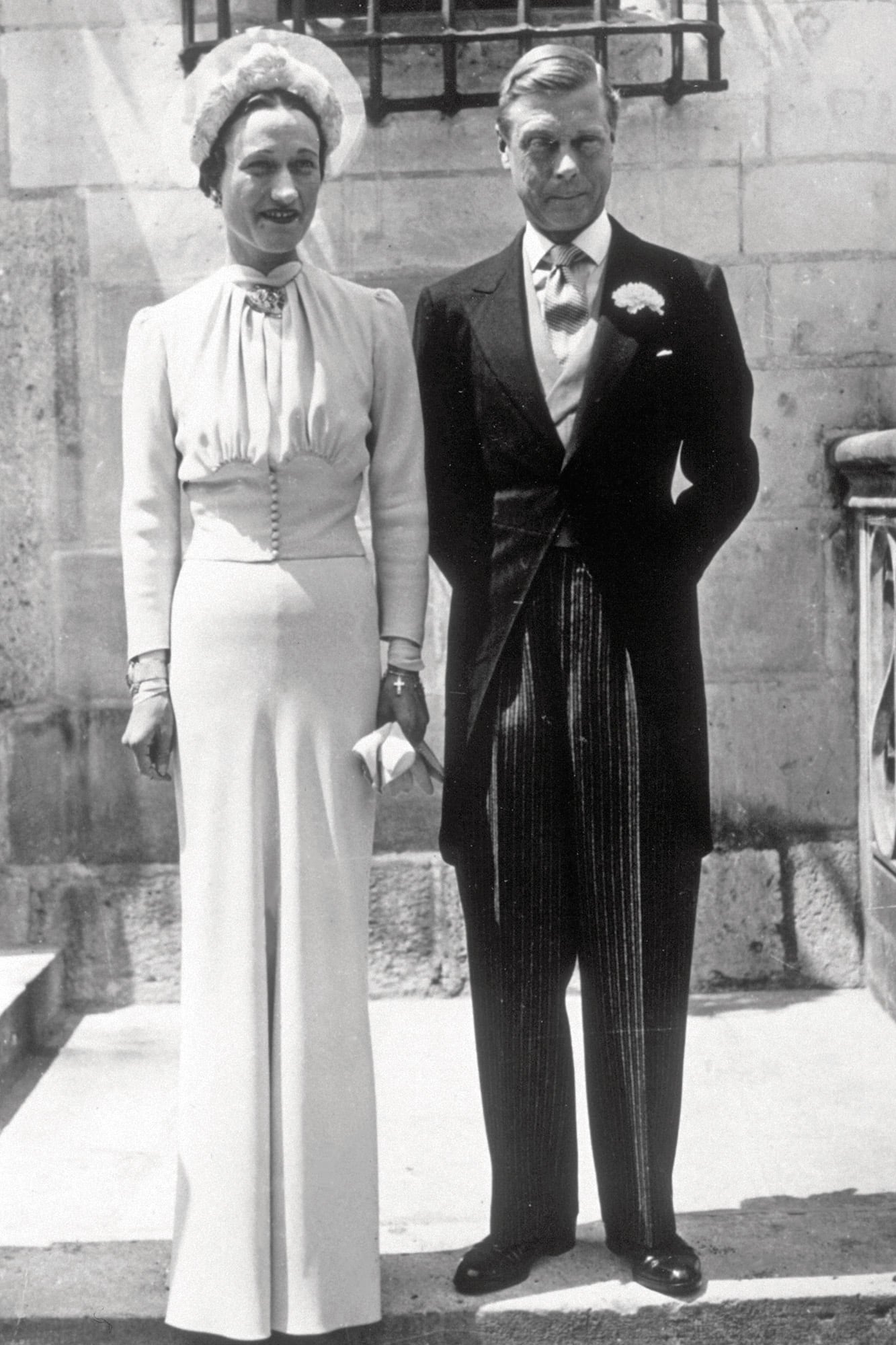 Se casaron el 3 de junio de 1937 en el castillo de Candé, en Francia. Ella llevó un vestido de crêpe satinado de Main Rousseau Bocher, con cuello redondo, cuerpo plisado, falda recta y un fajín con pequeños botones. Lo accesorizó con un sombrero a juego de Reboux. Los fotografió Cecil Beaton