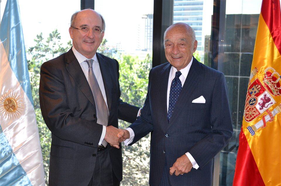 Antonio Brufau, CEO de Repsol, y Enrique Eskenazi, de Grupo Petersen, al finalizar la compra de acciones de YPF en mayo de 2011