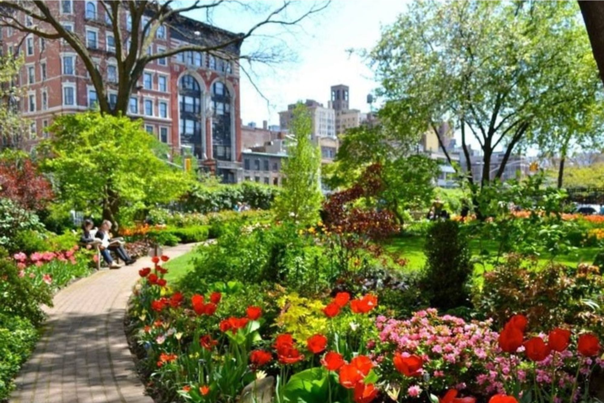 El edificio Jefferson Market Library (ubicado al lado del parque) se construyó entre 1875 y 1877