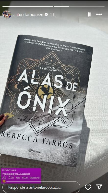 Antonela Roccuzzo mostró cuál es su nueva lectura de verano (Captura: Instagram @antonelaroccuzzo)