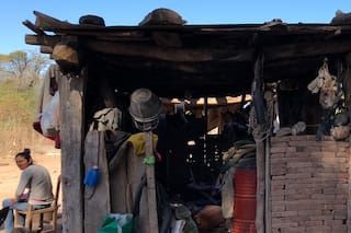 Una familia de 18 personas vive en un rancho entre la chatarra