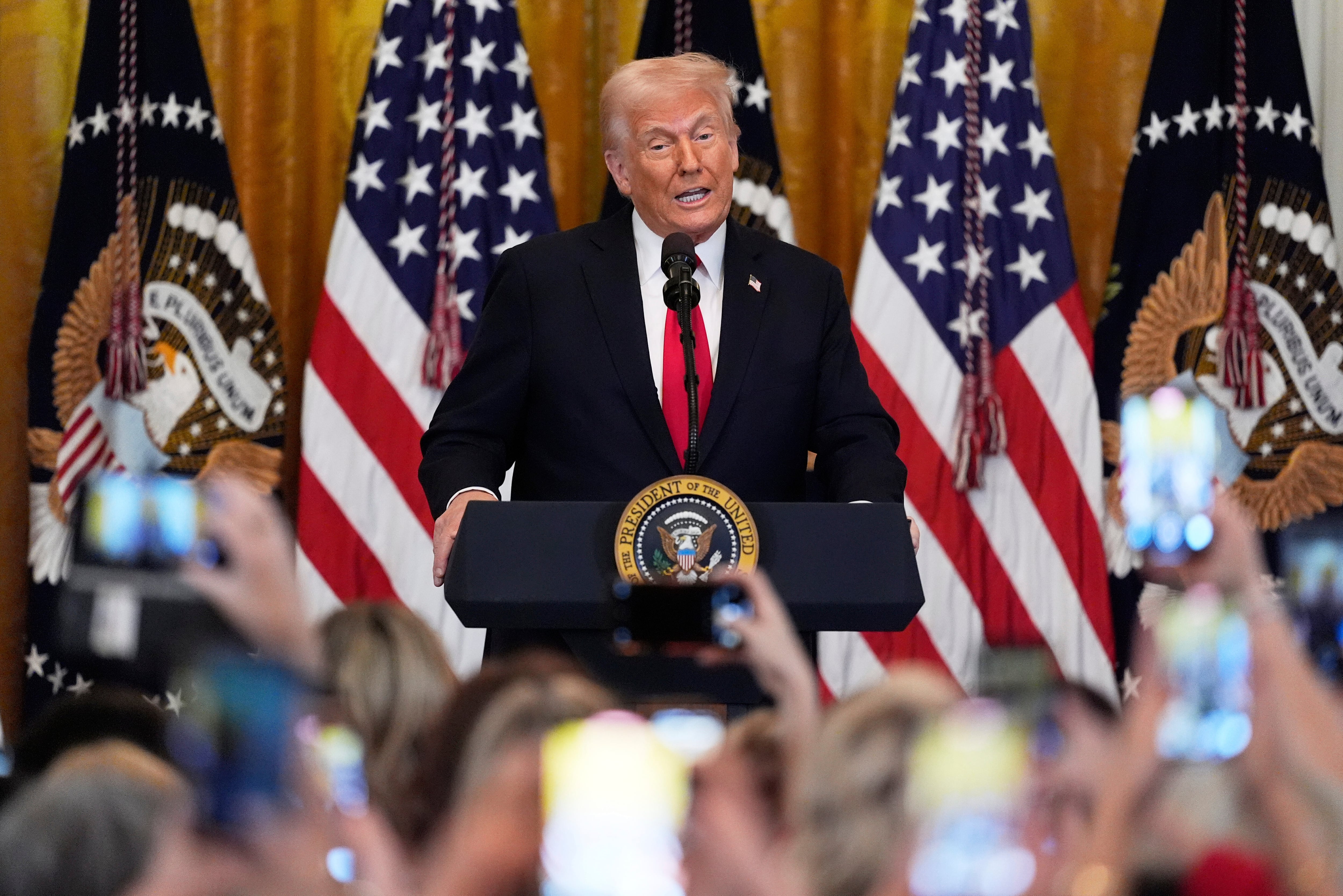 De la Espriella cuenta con el apoyo de Donald Trump