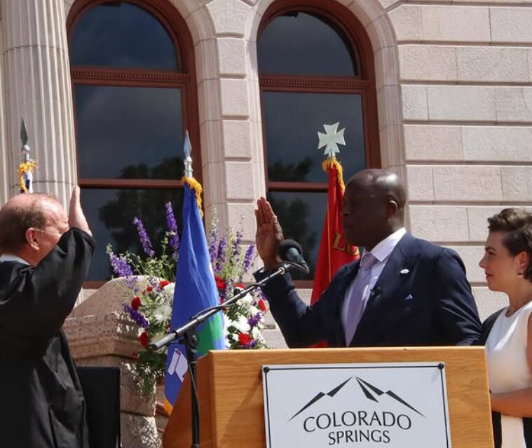 Nacido en Lagos, Nigeria, en 1979, Mobolade emigró a Estados Unidos en 1996