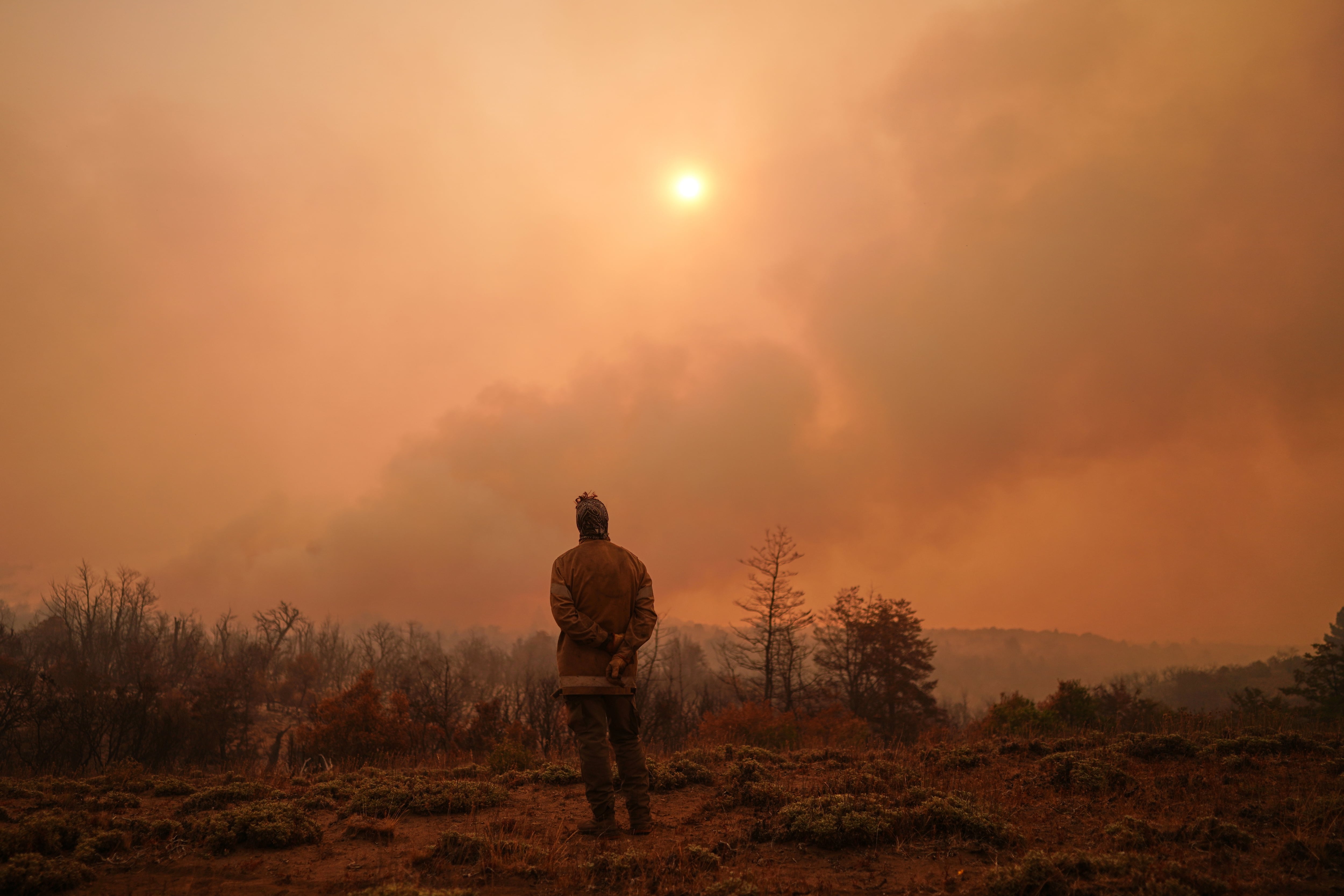 El drama oculto de los brigadistas: combaten las llamas cuerpo a cuerpo en el sur y sufren efectos devastadores