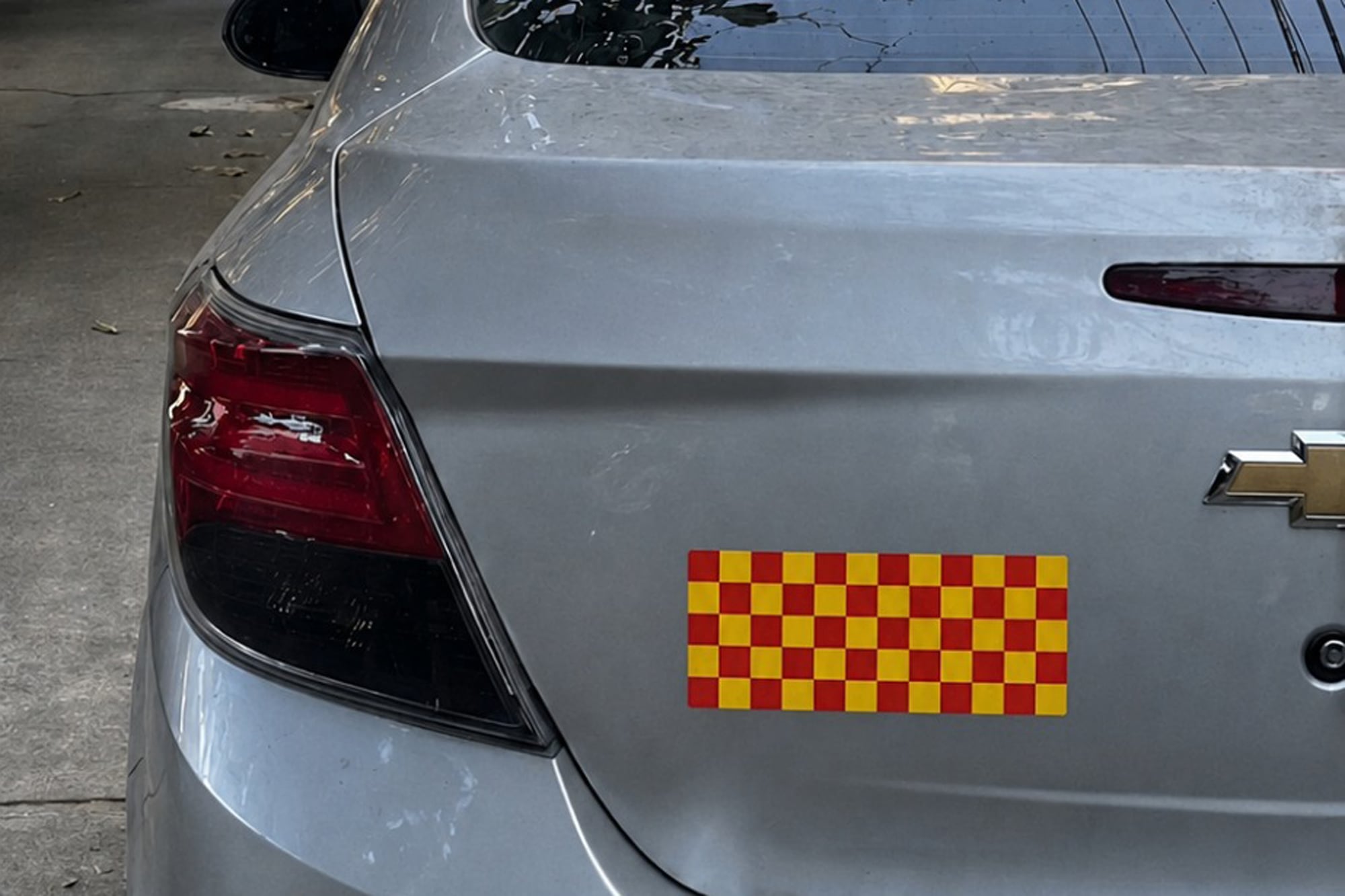 Qué significa la calcomanía de color rojo y amarillo en los autos y quiénes deben usarla