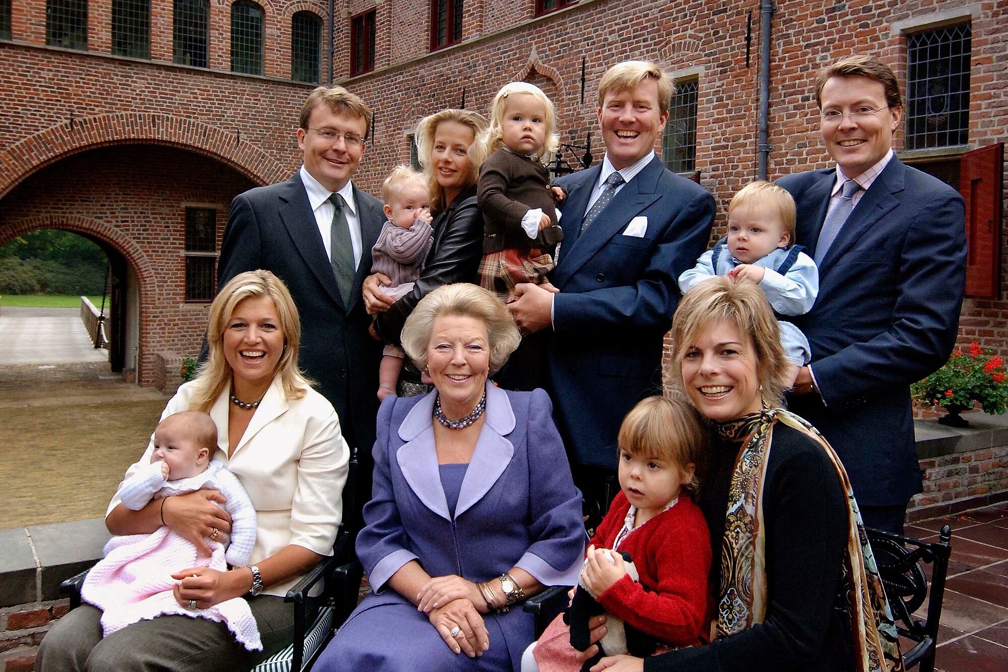 El príncipe Friso (primero de izquierda a derecha) fue elegido padrino de la princesa Alexia; murió el 12 de agosto de 2013, 18 meses después de sufrir un accidente mientras esquiaba