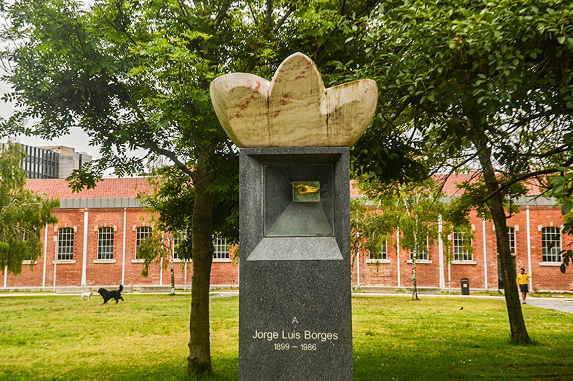 El jardín Jorge Luis Borges, con una obra de Federico Brook