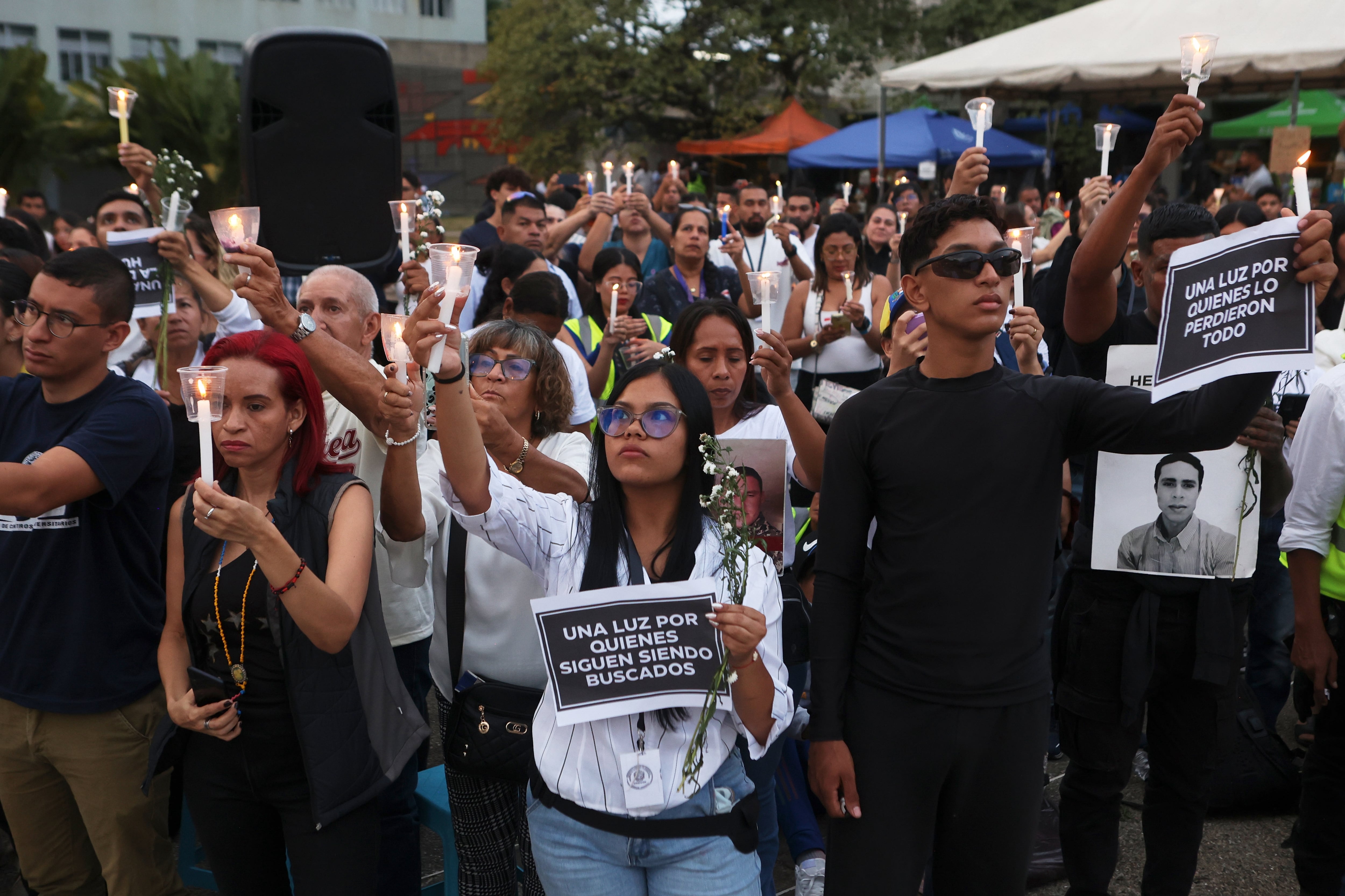 Personas celebran una vigilia por las víctimas de los dos fuertes sismos que sacudieron Venezuela