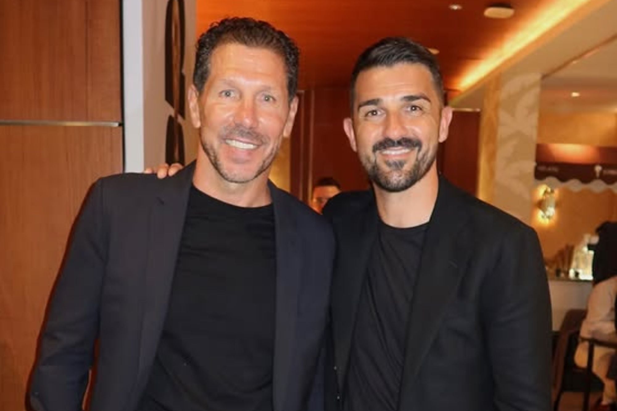 Carla Pereyra y el Cholo Simeone: look top para alentar a la Argentina y un paso de baile que se viralizó 7 El Cholo Simeone posó junto al Guaje Villa, quien llegó con un look similar al suyo
