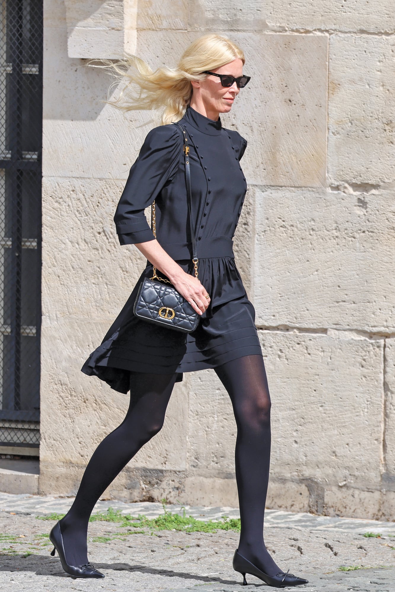 Con un vestido corto de cuello alto y botonadura frontal y cartera modelo Caro de Dior, Claudia Schiffer despidió a su amiga