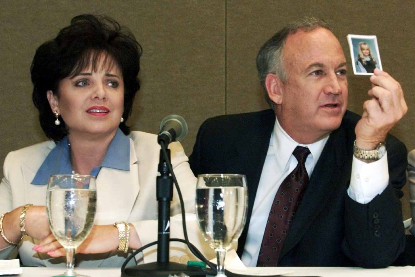 Patsy y John Bennett Ramsey, los padres de JonBenet, fueron señalados como los principales sospechosos por la policía de Boulder y tambkén por parte de la prensa de los estados unidos